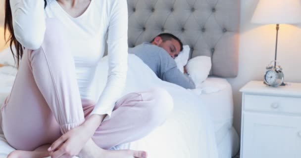 Yatak Odasında Yatakta Uyuyan Adam Oturan Gerildi Kadın — Stok video