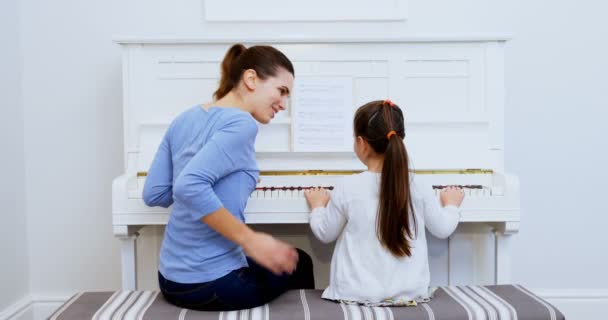 Madre Ayudando Hija Tocar Piano Casa — Vídeos de Stock