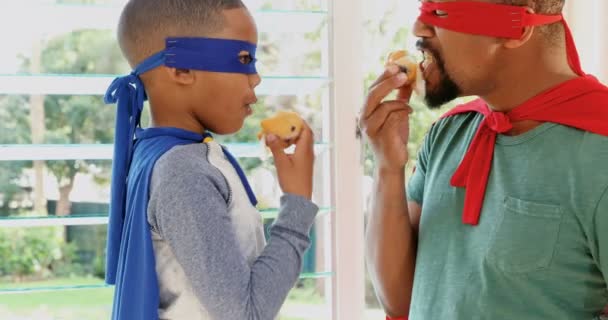 Πατέρας Και Γιος Που Τρώει Muffins Ενώ Προσποιείται Ότι Είναι — Αρχείο Βίντεο