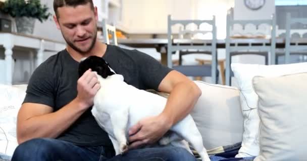 Gelukkig Man Spelen Met Pug Dog Woonkamer — Stockvideo