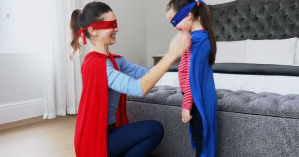 Mutter Und Tochter Geben Sich Hause Als Superhelden Aus — Stockvideo