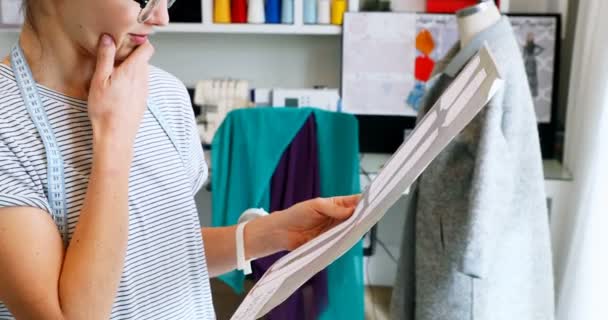 Diseñadora Femenina Mirando Diseño Papel Casa — Vídeo de stock