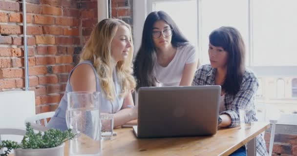 Junge Geschäftsfrauen Diskutieren Über Laptop Büro — Stockvideo