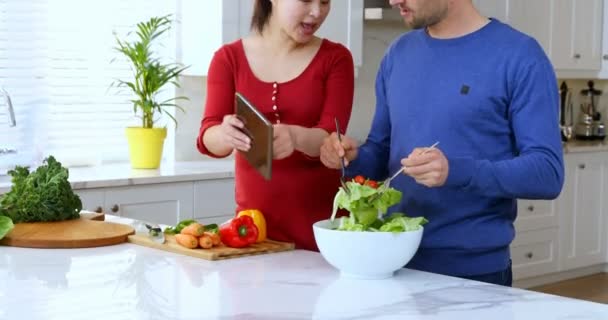 Couple Heureux Utilisant Une Tablette Numérique Tout Préparant Salade Dans — Video