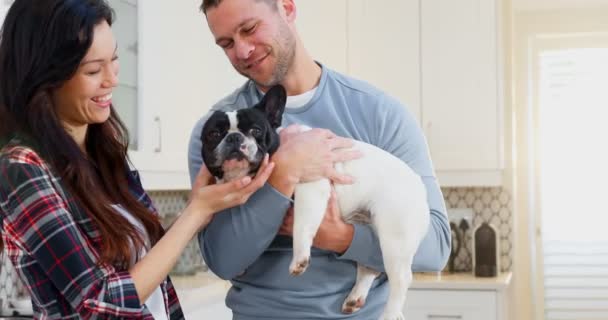 Pasangan Bahagia Dengan Anjing Pug Berdiri Dapur — Stok Video
