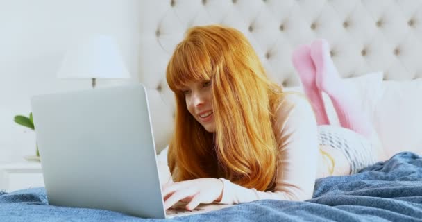 Mooie Vrouw Met Behulp Van Laptop Terwijl Ontspant Bed Slaapkamer — Stockvideo