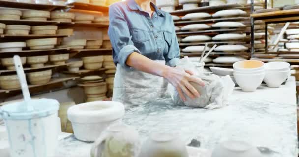 Potier Féminin Sentant Argile Dans Atelier Poterie — Video