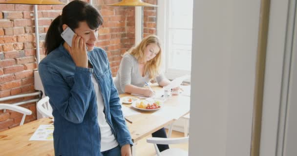 Geschäftsfrau Telefoniert Büro — Stockvideo