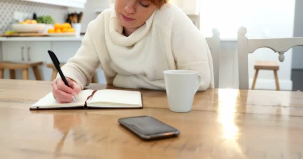 Hermosa Mujer Escribiendo Organizador Mesa Cocina — Vídeos de Stock