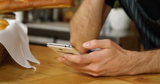 Ober Met Behulp Van Mobiele Telefoon Aan Balie Café — Stockvideo