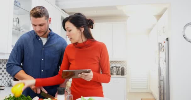 Casal Jovem Cortando Legumes Cozinha Casa — Vídeo de Stock