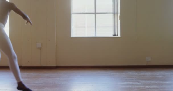 男芭蕾舞演员在舞蹈室跳舞4K — 图库视频影像