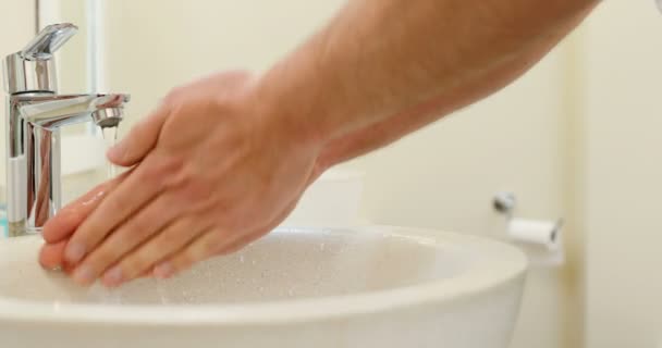 Mid Sectie Van Man Wassen Van Handen Het Bekken Badkamer — Stockvideo