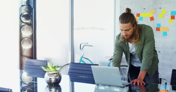 Hombre Serio Trabajando Oficina — Vídeos de Stock