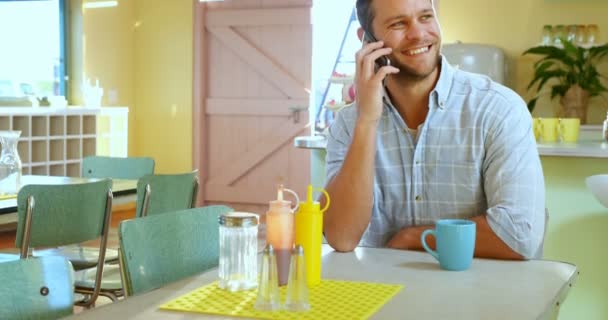 Hombre Hablando Por Teléfono Móvil Cafetería — Vídeos de Stock