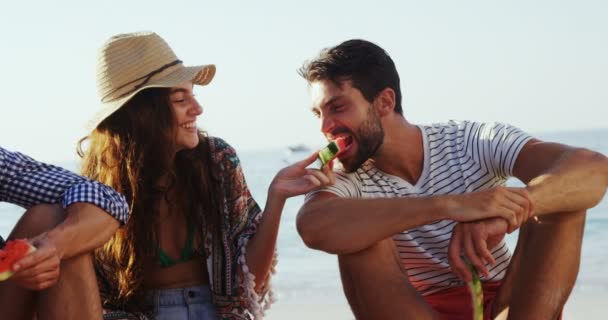 Χαμογελώντας Φίλους Φίλων Έχοντας Καρπούζι Στην Παραλία — Αρχείο Βίντεο