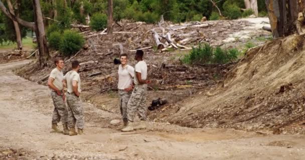 Soldados Militares Interactuando Entre Campo Entrenamiento Durante Carrera Obstáculos — Vídeos de Stock