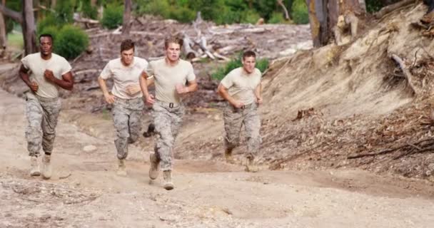 Wojskowej Żołnierzy Jogging Boot Camp Podczas Tor Przeszkód — Wideo stockowe