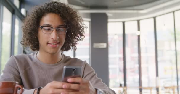 Hombre Usando Teléfono Móvil Cafetería — Vídeos de Stock