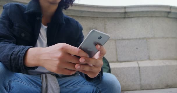 Hombre Usando Teléfono Móvil Campus — Vídeo de stock