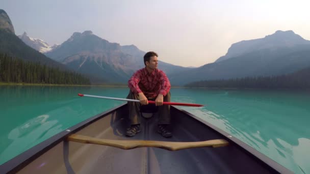 Homem Sentado Barco Lago Dia Ensolarado — Vídeo de Stock