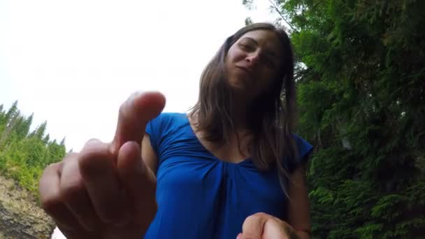 Женщина Улыбается Камеру Водопад Заднем Плане — стоковое видео