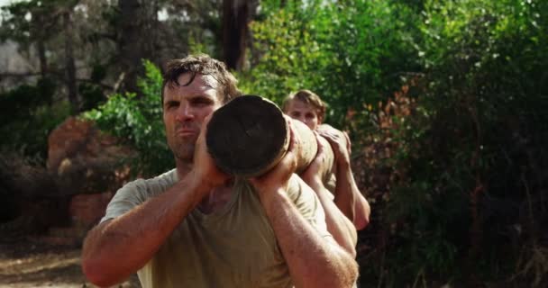 Wojskowej Żołnierzy Noszenia Ciężkich Drewnianych Podczas Tor Przeszkód Boot Camp — Wideo stockowe