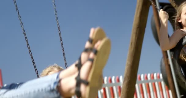 Niños Balanceándose Jardín Día Soleado — Vídeo de stock