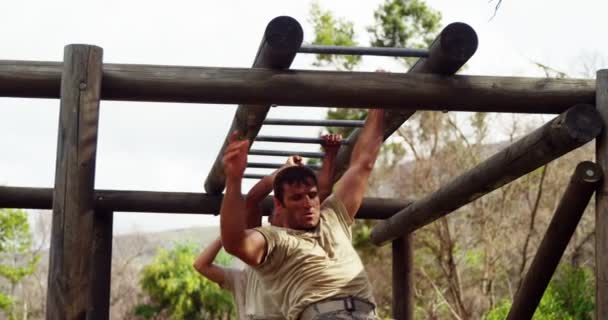 Militaire Soldaten Klimmen Monkey Bars Boot Camp — Stockvideo