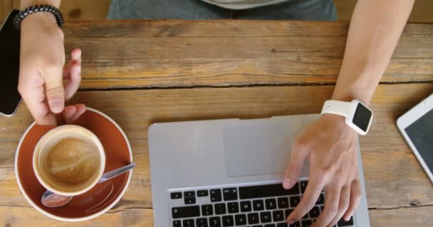 のコーヒー ショップでノート パソコンを使用している人 — ストック動画