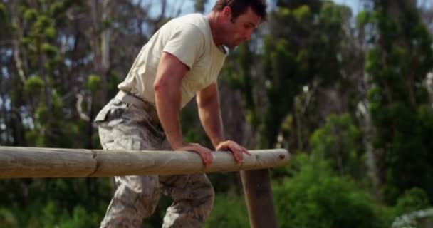 Soldador Militar Correndo Sobre Obstáculos Durante Curso Obstáculo Campo Inicialização — Vídeo de Stock