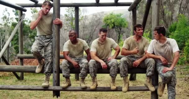 Tropas Militares Relajándose Durante Carrera Obstáculos Campo Entrenamiento — Vídeos de Stock