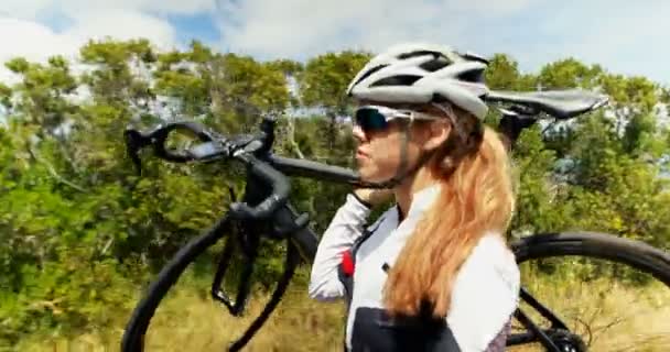 Jovem Ciclista Feminina Carregando Bicicleta Estrada Rural — Vídeo de Stock