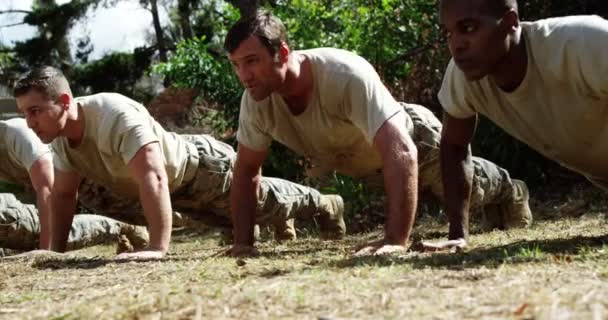 Vojenské Vojáci Dávkování Kliků Během Překážkovou Dráhu Boot Campu — Stock video