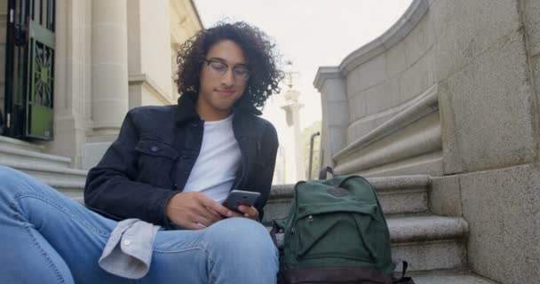 Homem Usando Telefone Celular Campus — Vídeo de Stock