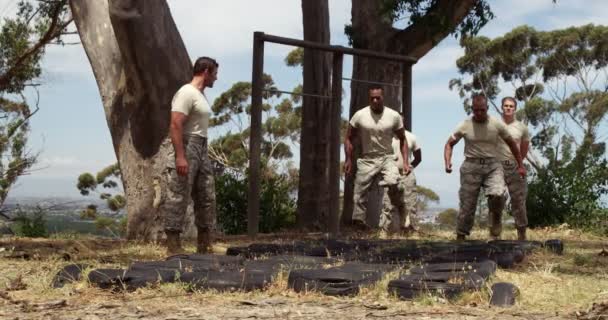 Troupes Militaires Écrasant Des Pneus Lors Obstacle Camp Entraînement — Video