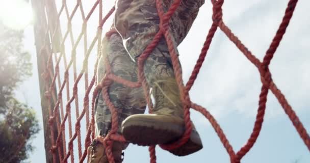 Soldado Militar Escalando Uma Rede Durante Curso Obstáculos Campo Inicialização — Vídeo de Stock
