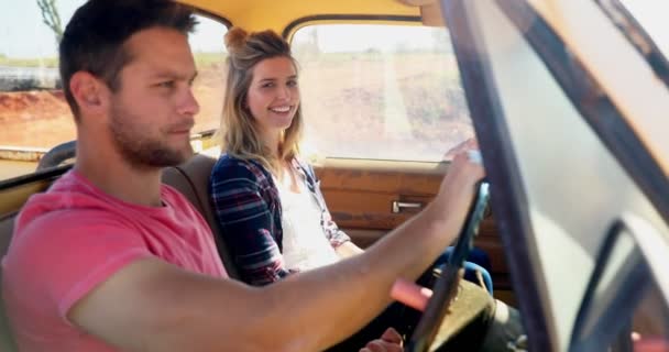 Pareja Feliz Interactuando Mientras Están Sentados Juntos Coche — Vídeo de stock