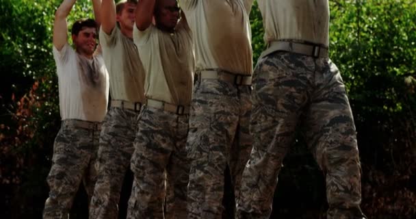Wojskowej Żołnierzy Noszenia Ciężkich Drewnianych Podczas Tor Przeszkód Boot Camp — Wideo stockowe