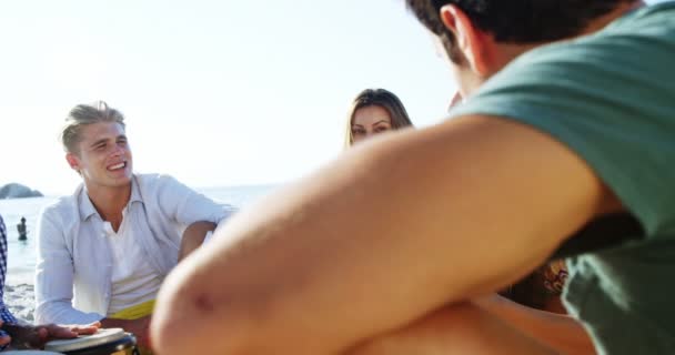 Amigos Sorridentes Tocando Guitarra Bateria Praia — Vídeo de Stock