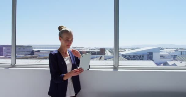 Seitenansicht Einer Geschäftsfrau Mit Digitalem Tablet Das Fenster Steht — Stockvideo