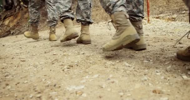 Χαμηλός Τομέας Των Στρατιωτικών Δυνάμεων Περπάτημα Στο Στρατόπεδο Εκκίνησης — Αρχείο Βίντεο