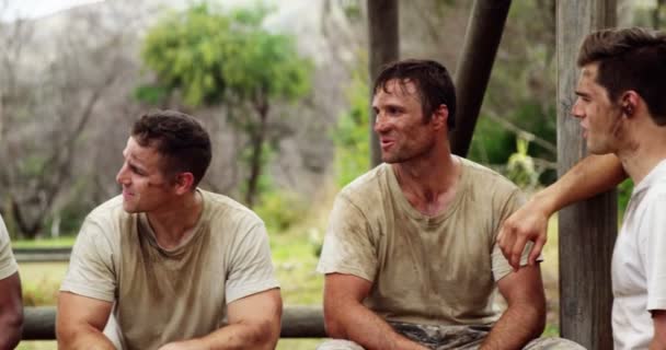 Tropas Militares Relajándose Durante Carrera Obstáculos Campo Entrenamiento — Vídeo de stock