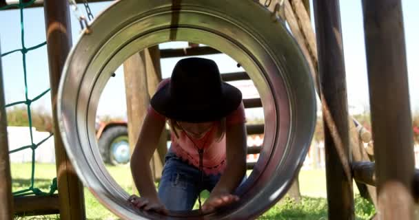 Chica Jugando Jardín Día Soleado — Vídeo de stock