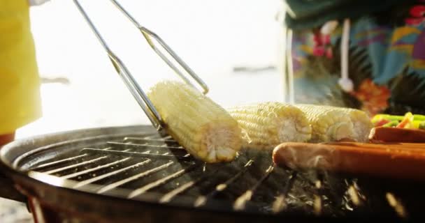 Gros Plan Sur Préparation Maïs Hot Dog Sur Barbecue Plage — Video