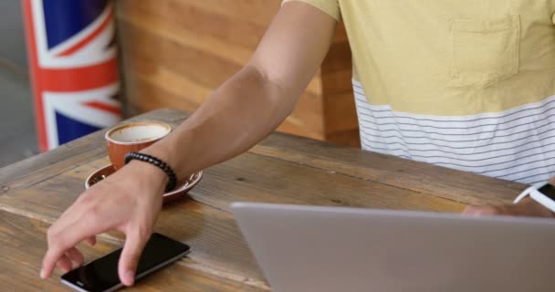 Hombre Usando Ordenador Portátil Teléfono Móvil Cafetería — Vídeos de Stock