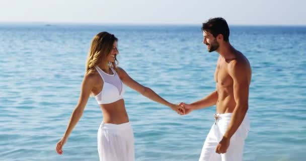 Романтична Пара Танцює Пляжі — стокове відео