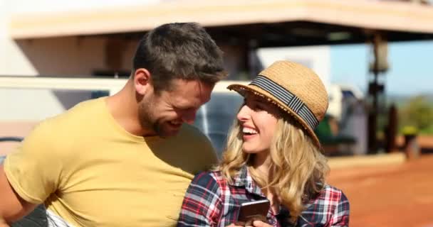 Lyckliga Paret Tar Selfie Med Mobiltelefon Bil — Stockvideo