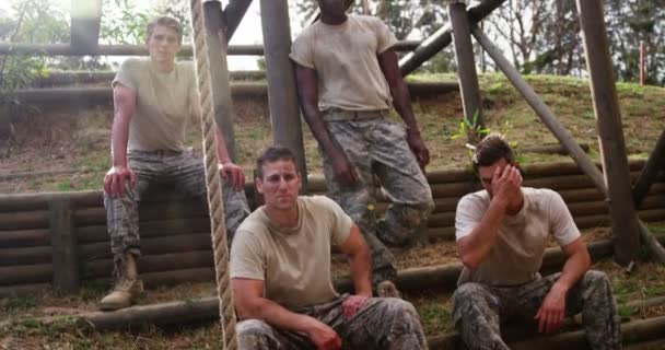 ブート キャンプ で障害物コースの間にリラックスした軍の兵士 — ストック動画