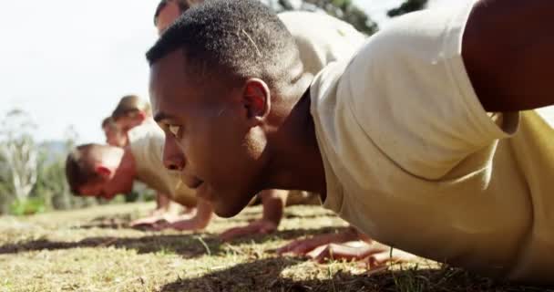 Soldados Militares Que Dosam Flexões Durante Curso Obstáculos Campo Inicialização — Vídeo de Stock